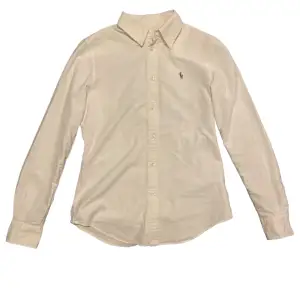 Galet fet Ralph Lauren skjorta som är riktigt stilig inför sommaren 🔥🔥🔥 8,5/10 skick och är bra kvalitet 👍Ser gul ut pga dåligt ljus