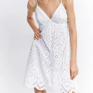 Säljer en vit somrig klänning från h&m, perfekt till student eller skolavslutning! Endast använd 1 gång så är så gott som ny💗