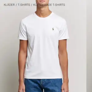 Snygg t-shirt från Polo Ralph Lauren i nyskick Storlek: L (passar M)  Nypris: 1199kr Mått:  Bredd: 54cm Längd: 63cm  