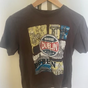 Cool t-shirt  - Säljer denna super coola vintage t-shirten i felfritt skick med dublin tryck. Skulle säga att den passar XS-M beroende på hur man vill att den ska sitta :) Unisex!