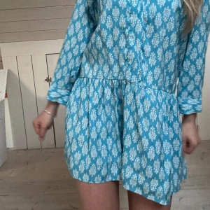 Klänning blå - Blå klänning från zara! Knappast använd.