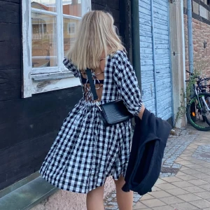 Klänning - Perfekt sommarklänning! Rund halsringning framme