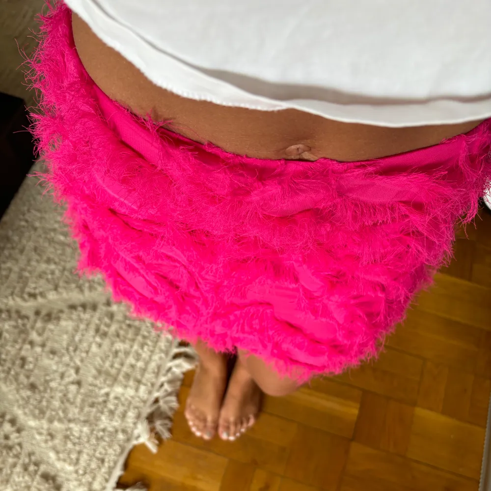 Säljer min rosa kjol med fjädrar på. Från NA-KD aldrig använd. Storlek 36. Köparen står för frakten 🩷. Kjolar.