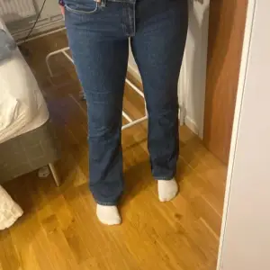 Ett par blåa, lågmidjade jeans från Gina trickot i strl 40. Jeansen är nyss köpta och har använts ungefär två ggr. Skriv för fler bilder eller frågor!