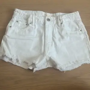 Vita shorts ifrån Gina tricot i storleken 152