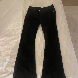 mid waist bootcut jeans från gina strl 38 svarta