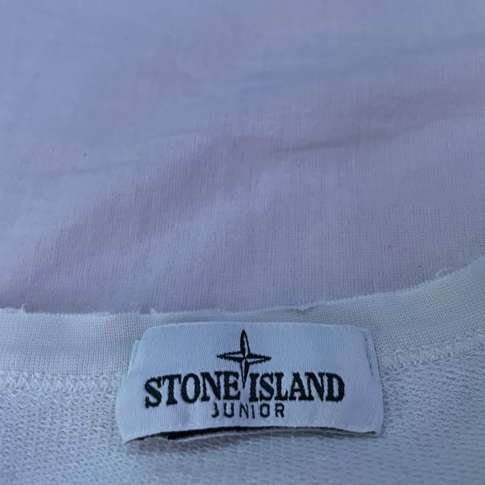 Tja,säljer nu min vita stone island sweatshirt för att jag behöver lite extra pengar så det är bara att skriva om ni har några frågor.. Hoodies.