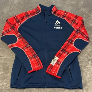 Fleecetröja från Odlo  - Norge Fleecetröja från Odlo. Har aldrig använts och är i perfekt skick.  Fleecematerial på insidan och slät polyester på utsidan. Väldigt fin och behaglig men hänger bara i min garderob. Storlek M