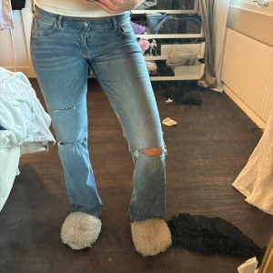 Lågmidjade jeans  - Säljer mina snygga jeans med hål i (gjort själv) är 163 cm och de är perfekta i längden, hör av er vid frågor ❤️❤️❤️