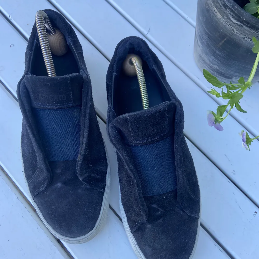 Säljer nu dessa gör feta Axel Arigato 360 laceless skorna. De är perfekta nu till sommaren och inköpta på nk för 2550. Dustbag och låda ingår. Det är okej skick med en lite. Skada på den högra hälen som knappt märks. Skriv i dm för mer bilder mm😎. Kengät.