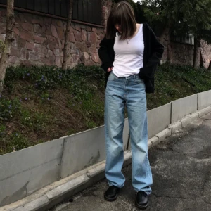 Light blue denim jeans  - They are pretty long so will be nice for y’all people (otherwise you should maybe cut them a bit so they fit nicely)