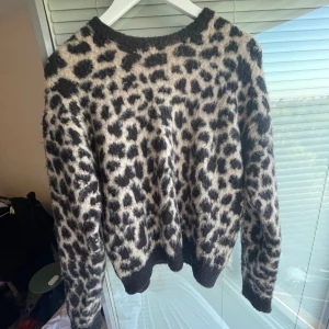 Leopard tröja - Jätte fin tjocktröjan som tyvärr inte kommer till användning längre. Bra skick skriv för fler bilder💕