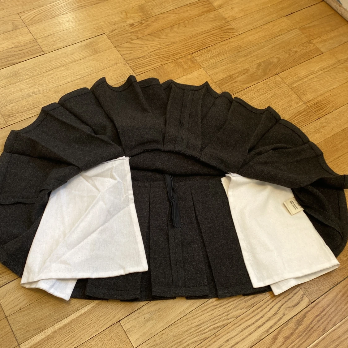 Skirt with white fabric peeking out  - 90