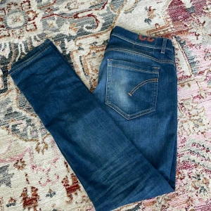 Dondup Jeans - Säljer nu mina riktigt feta Dondups i modellen george. De är i riktigt fint skick, det enda som kan behöva göras är att stryka till ena fickan men annars inga defekter!  Nypris ligger på runt 3500