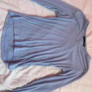 Fin ljusblå tröja från lager som jag inte använder. Använd fåtal gånger. Är M men den passar även S. Kan mötas upp i Göteborg eller Borås