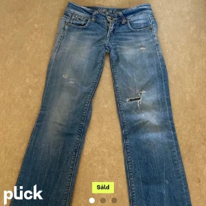 Lågmidjade jeans - Lågmidjade bootcut jeans, 36 cm midja rakt över innerbensmått 80 cm. Dock så är de uppsprättade längst ner vid benet så egentligen är de lite längre. Väldigt fint skick, superfin modell, säljer pågrund av att de är för korta💗