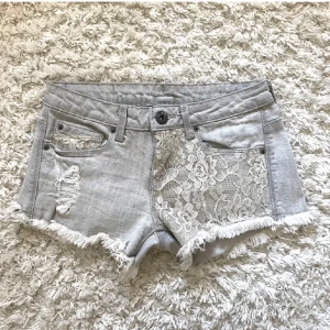 Jeansshorts med spets detaljer💞 - Jätte fina lågmidjade jeansshorts med spets detaljer som är perfekta till sommarn. Köpta här på Plick men kom aldrig till användning Dem är i nyskick och utan några defekter. Skriv om ni har några frågor💞💞