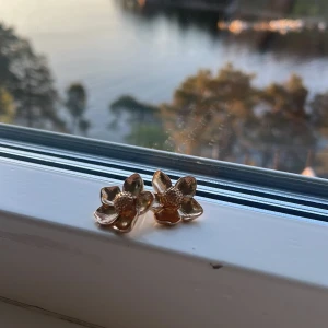 Fina sommriga blom örhängen🫶🏼☀️ - Fina blommiga guld örhängen som säljs pågrund av att jag råkade köpa två☀️🌸🐬