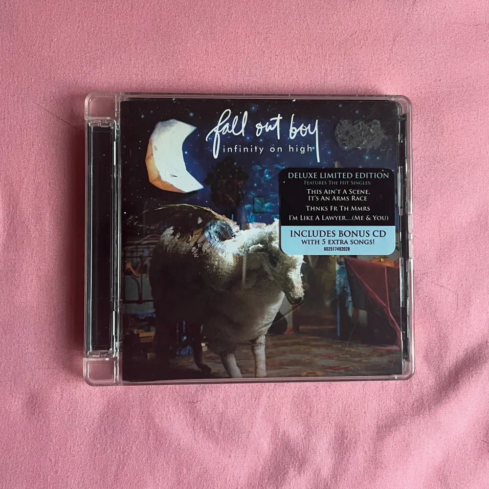 Fall Out Boy album! Köpt ca 2014 så rätt så gammal, spelat ett fåtal gånger och har några repor på fram/baksidan 🌟 80 kr + frakt, tar bara köp nu ✨. Accessoarer.