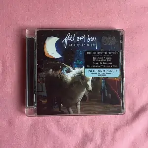 Fall Out Boy album! Köpt ca 2014 så rätt så gammal, spelat ett fåtal gånger och har några repor på fram/baksidan 🌟 80 kr + frakt, tar bara köp nu ✨