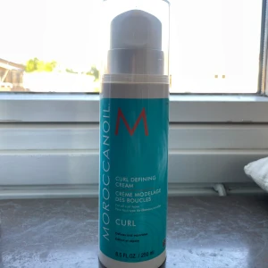 Curl defining cream - Curl cream från Maroccanoil som fungerar väldigt bra. Framhäver lockarna och göra att det håller länge. Endast använd två gånger. Säljer då jag inte får mycket användning av den. Tror man också kan använda den till sleek hårfrisyrer, som tight bulle