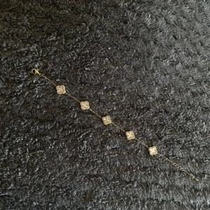 Van cleef armband  - Säljer mitt vita och guldiga Van cleef armband som är i extremt bra skick bara använts ett fåtals gånger! Rostfritt stål, vilket betyder att du kan bada/ duscha och blöta ner det hur mycket som helst utan att bli grön på handen!