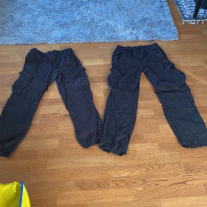 Cargo byxor - 3 st cargo byxor, de på första bilden är storlek 36 båda två och andra bilden är den storlek 34. Använda fåtal gånger. 120 kr per byxa 