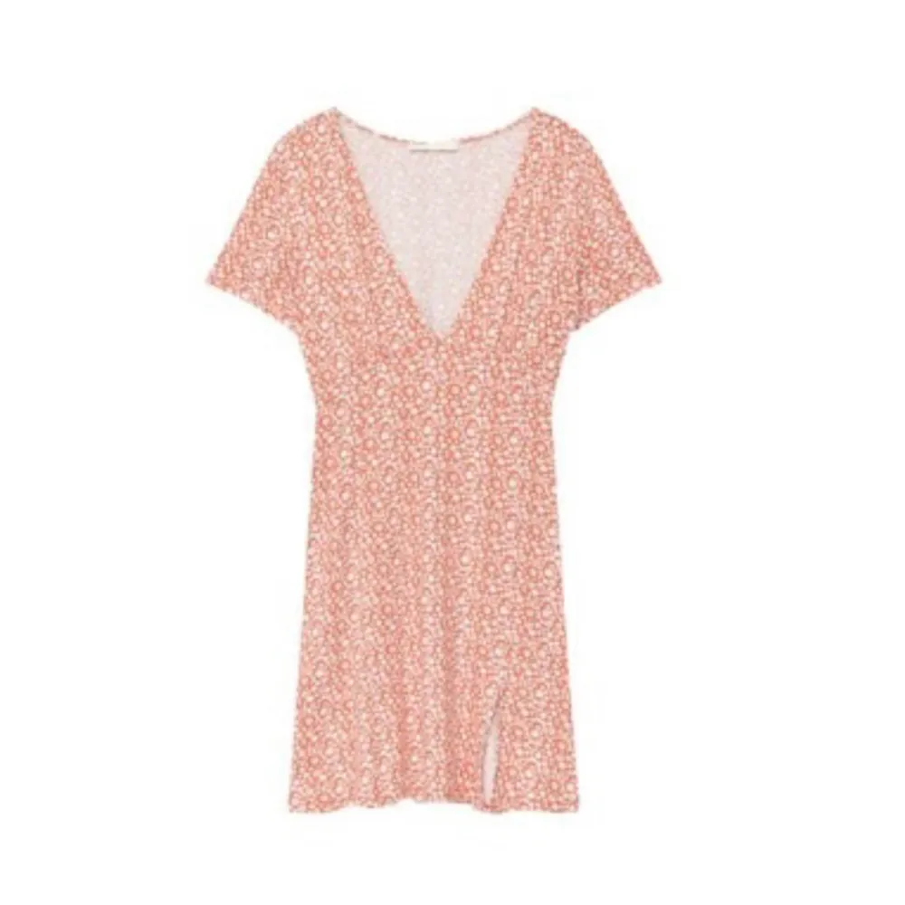 En snygg klänning från Pull&Bear i bra skick! Säljer då den inte kommer till användning! . Mekot.