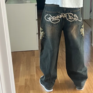 Ed Hardy jeans - Säljer mina snyggaste jeans då jag inte använder dem från Ed Hardy. Använt dem mindre än 10 gånger. Väldigt fint skick nästan helt nya. W30 L32