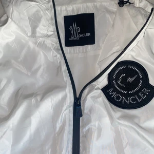 Moncler Vind jacka - Säljer min killes jacka som han fick i present men var för liten för honom.  Den är i storlek S, passar även M.