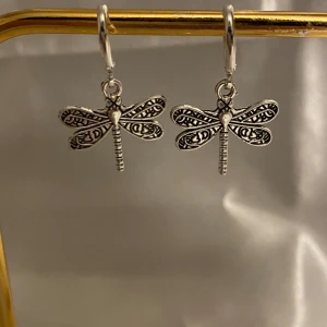 Slända örhängen - Örhängen som är nickelfria i rostfritt stål som är handgjorda och oanvända. Bara att trycka på köp nu🌟