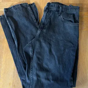 Jättefina jeans från Zara med slits nertill, se sista bilden!  Står ingen storlek men skulle säga de är en Small! Jättefint skick! 