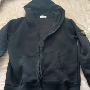Stone Island zip M - Den är i bra skick använd få tal gånger, sitter väldigt bra och väldigt bra kvalitet. 