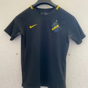 AIK Tröja - Fläckar tvättas bort innan beställning