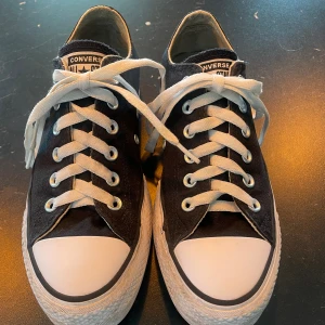 Converse  - Säljer dessa super fina svarta Converse med hög sula. 