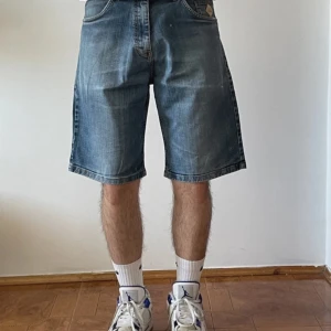 Baggy Jeansshorts Jorts vintage  - Väldigt bra skick Bredd: 43cm Lår: 33cm Längd: 54cm 