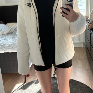 Nike jacka  - Nike jacka, inga fel på den. Tunt jätteskönt material. Köpt på stadium för många många år sedan, dock knappt använd. Storlek S 