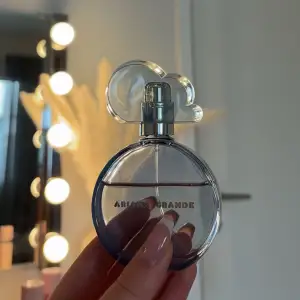 Säljer denna Ariana Grande parfymen som är använd lite grann men finns fortfarande väldigt mycket kvar, hör av dig vid frågor och funderingar💕