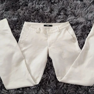 Lågmidjade kostymbyxor - Säljer mina vita lågmidjade kostymbyxor med slits från bikbok då dom aldrig kommer till användning längre(Dom har en slitning på rumpan som man ser i tredje bilden)skriv privat för bättre bilder❤️Nypris 599