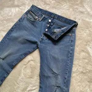 Säljer dessa Levis jeans i modellen 511. Jeansen har slitningar vid knäna. Skriv för fler frågor eller funderingar. 🤩
