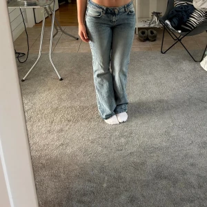 Jeans  - Säljer dessa jeans som är knappt använda från H&M