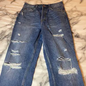 Ripped jeans från H&M i storlek S