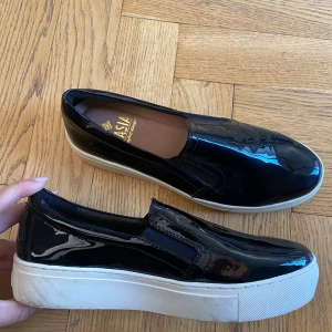 Lackade skor  - Precis som nya, använt 1 gång rengör sulan innan jag skickar, från scorett. 