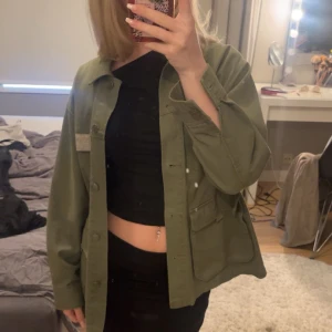 Grön Jensjacka  - En militär grön Jensjacka från zara med glitter detaljer, den är i bra skick utan nåra fläckar ( det är spegeln som är fläckig)