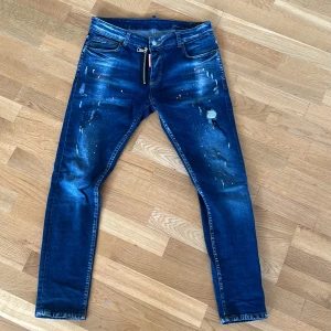 Dsquared2 jeans  - Stl 50 Jag är 182cm och 82kg och dem sitter bra i både längd och runt. Har normalt 31/31/2  Använda max 5 gånger. 