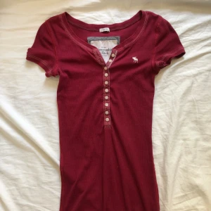 Abercrombie & Fitch farfarströja - Farfarströja från A&F med korta ärmar. Verkligen superfin och jätte 2000-tal, men den kommer tyvärr inte till användning.