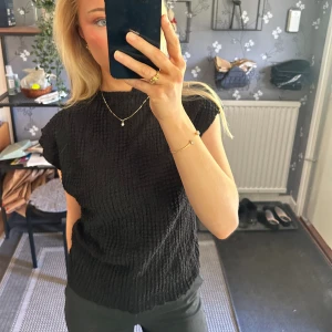 Svart topp - Svart topp från Zara som är använd en gång. Storlek S