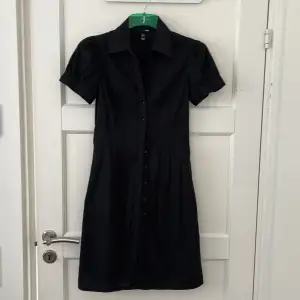 Väldigt fin och basic svart skjortklänning från H&M. I gott skick! Storlek S