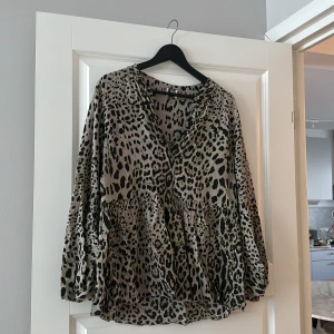 Leoblus från Cirkus - Fin blus i leopard print 