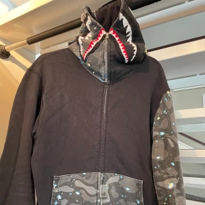 Bape Zip hoodie  - Äkta bape hoodie Tröjan är i bra skick och super rare, de blåa prickarna lyser grönt i mörker vilket ger en slags rymd effekt. Storlek L men är mer som en M.
